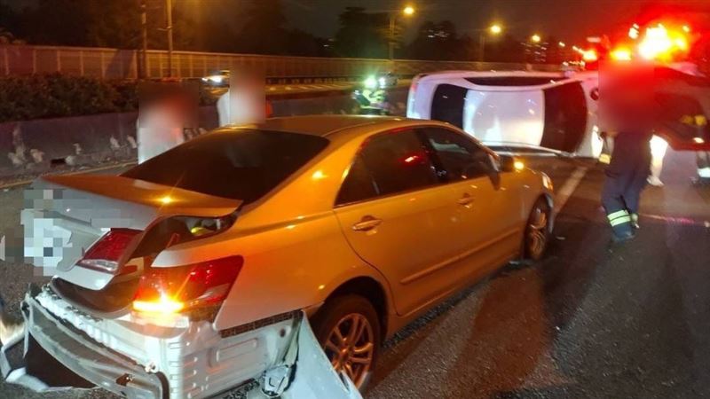 國道事故「撞成立筊」車90度側翻2傷送醫