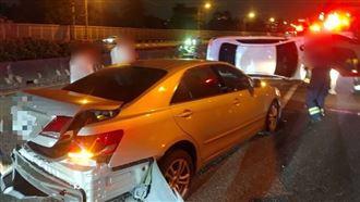 國道事故「撞成立筊」車90度側翻2傷送醫