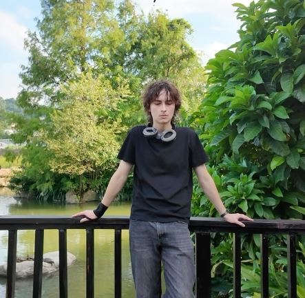 25歲台美混血網紅詹姆士日前自曝罹患中期肝癌並發起募款。(圖/翻攝自IG)