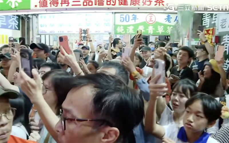 眾人突然齊喊「青草茶!青草茶!」成功讓沈伯洋轉進該店,沈伯洋也當場買了一杯來喝。(圖/翻攝畫面)