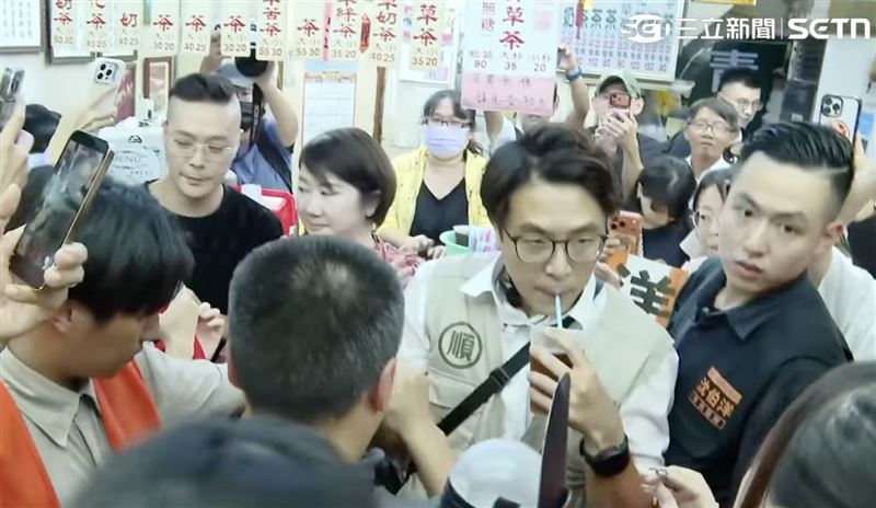 眾人突然齊喊「青草茶!青草茶!」成功讓沈伯洋轉進該店,沈伯洋也當場買了一杯來喝。(圖/翻攝畫面)