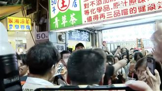 沈伯洋士林夜市掃街　眾人突喊「青草茶」