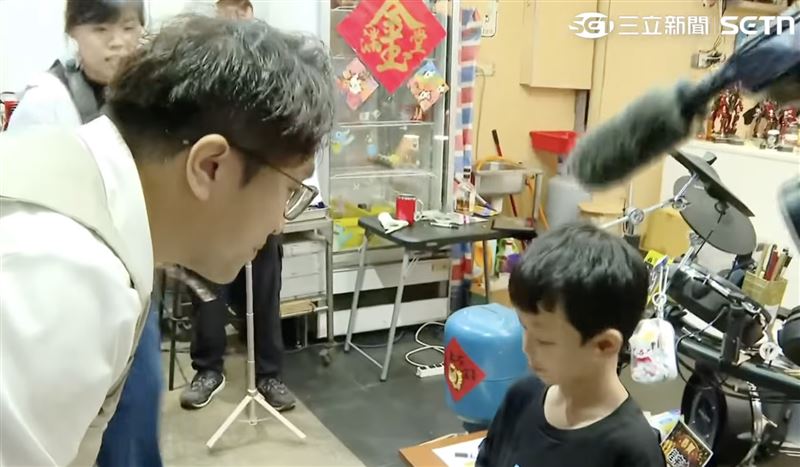 沈伯洋士林夜市掃街,小朋友現場邀玩戰鬥陀螺。(圖/翻攝畫面)