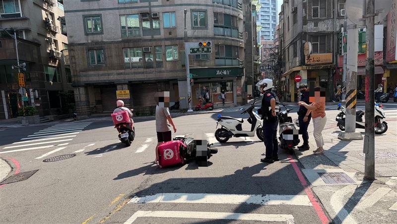 中和三寶嬤擊落機車！熊貓外送員慘摔倒地