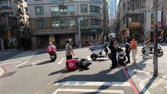 中和三寶嬤擊落機車！熊貓外送員慘摔倒地