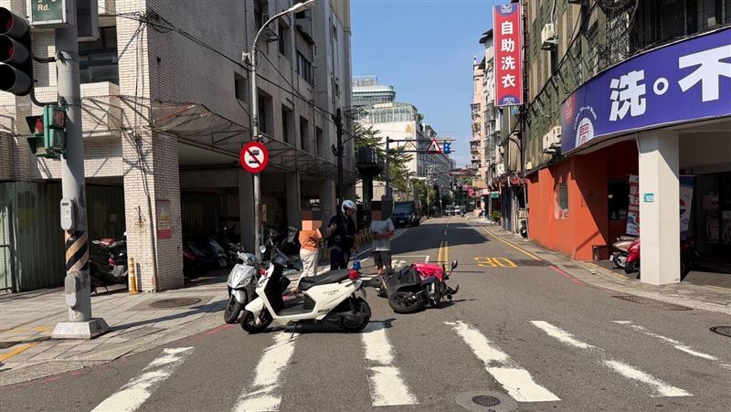 新北中和區中和路附近,發生兩台機車擦撞事故,吳姓男外送員遭擊落倒地。(圖/翻攝畫面)