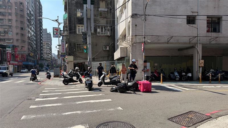 新北中和區中和路附近,發生兩台機車擦撞事故,吳姓男外送員遭擊落倒地。(圖/翻攝畫面)
