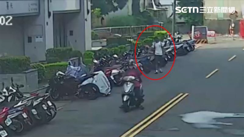 林男漫無目的在鳳山區東福街、中山東路、鳳林路及誠德街一帶遊走，手持水果刀揮舞，看對眼就出手割破機車坐墊。（圖／翻攝畫面）