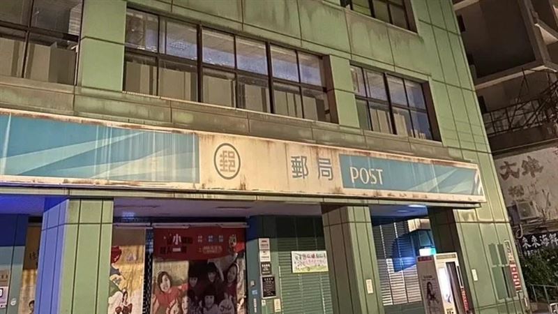 竹北郵局位於5樓的倉庫,於今天凌晨發生大火,多台待報廢電動車被燒毀。(圖/翻攝畫面)