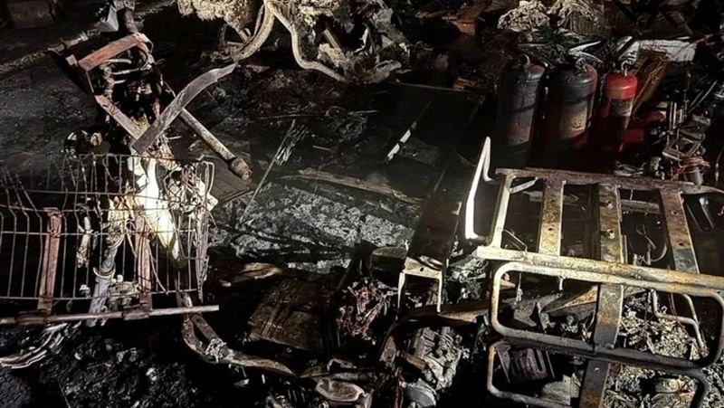 竹北郵局位於5樓的倉庫,於今天凌晨發生大火,多台待報廢電動車被燒毀。(圖/翻攝畫面)