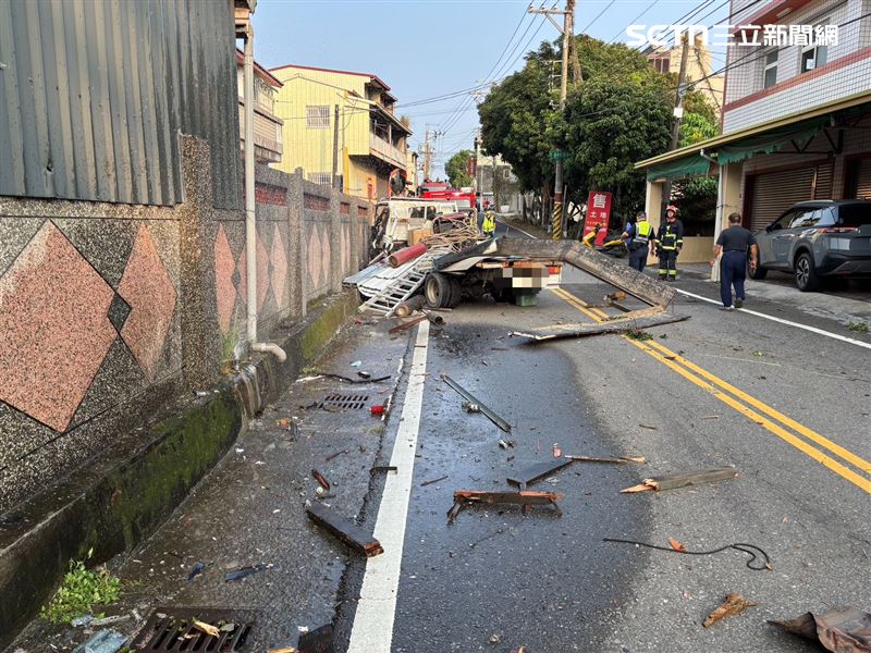 台中新社區死亡車禍,小貨車自撞橋墩、圍牆,現場一片狼藉。(圖/翻攝畫面)