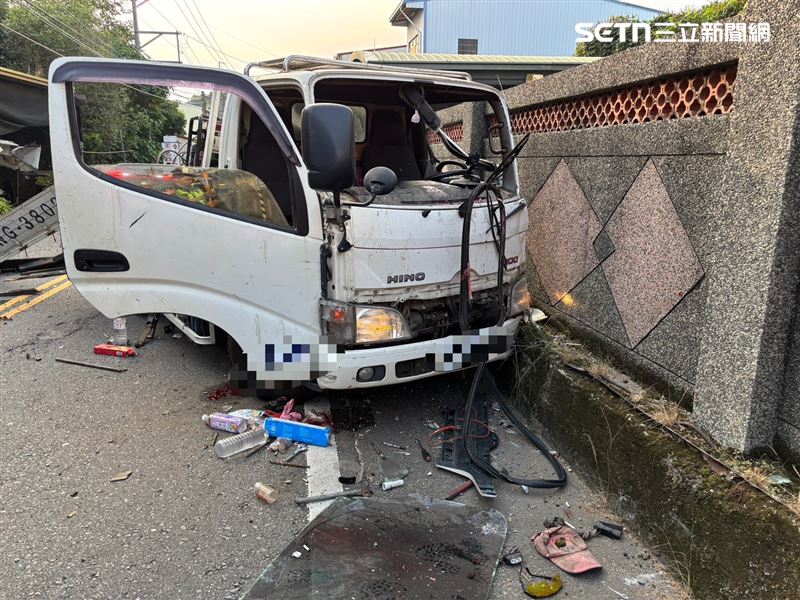 台中新社區發生死亡車禍,小貨車駕駛自撞橋墩、圍牆,頭顱破裂慘死。(圖/翻攝畫面)