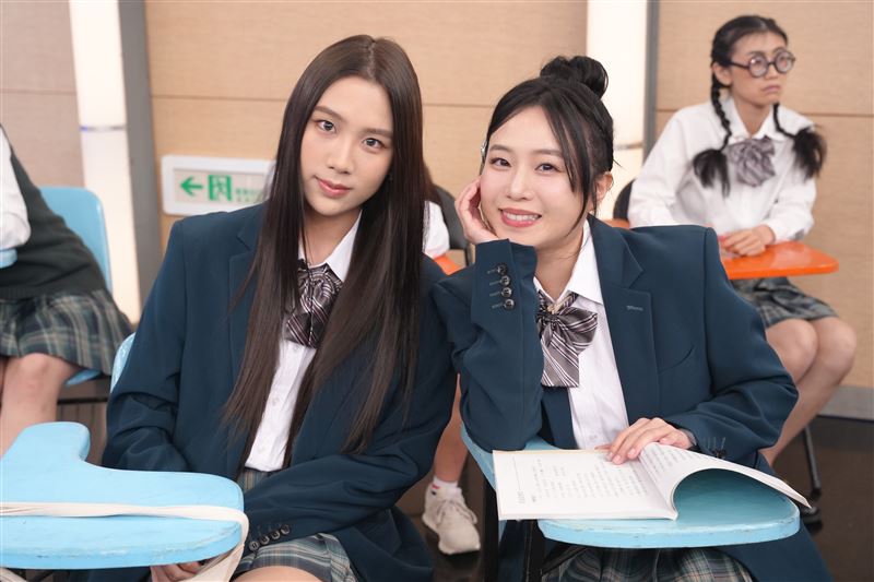 胡瓜孫女Emma(左)和鄭茵聲(右)劇中飾演「山菜一湯組合」。(圖/華視提供)