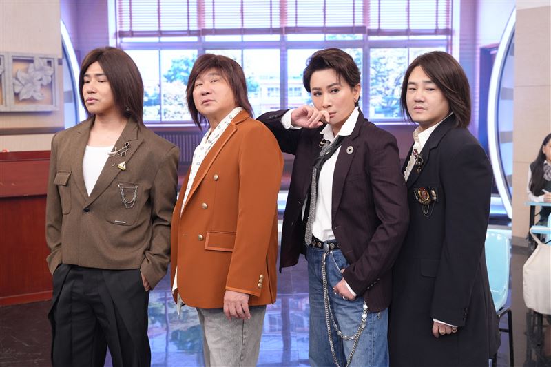 歐漢聲(左起)、胡瓜、陳亞蘭和綠茶組隊「超齡F肆」。(圖/華視提供)