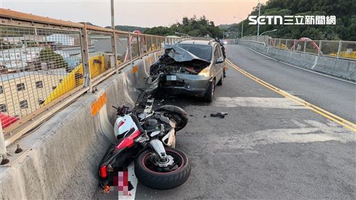 重機過彎逆撞休旅車！騎士噴墜高架橋慘死