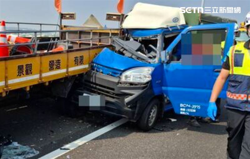 小貨車右半側塞進工程車後方,受困於變形副駕的王婦傷勢極為嚴峻,檢測已無呼吸心跳。(圖/翻攝畫面)