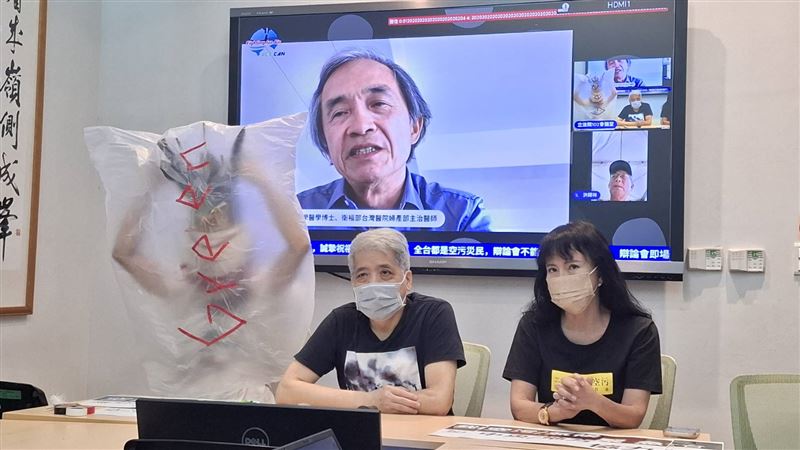 九合一選舉倒數,醫界、環團與肺癌患者家屬今(15)日一同舉辦記者會,呼籲各縣市長候選人重視台灣空污問題。(圖/記者周佩怡攝影)