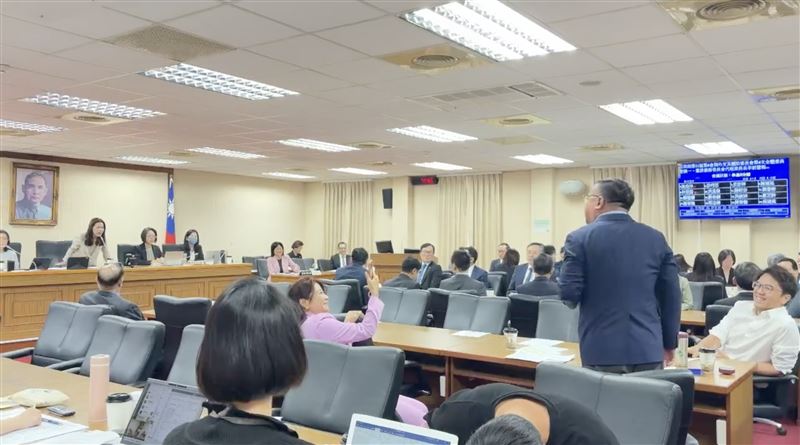 徐巧芯與王義川再度爆發口角,一旁的沈伯洋笑著看兩人吵架(圖/翻攝畫面)