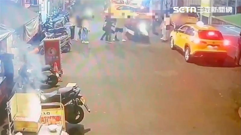 北市吳姓外送員與4名醉漢發生爭吵,他去而復返慘遭圍毆。(圖/翻攝畫面)
