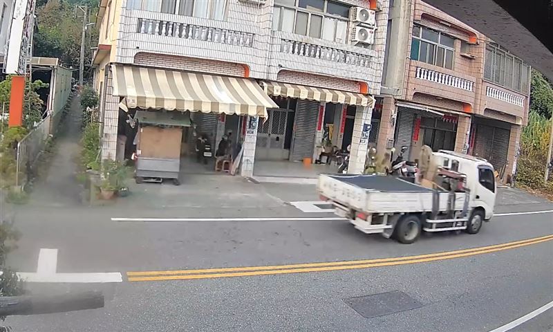 小貨車一路高速逆向行駛,最後自撞橋墩,駕駛當場斷手慘亡。(圖/翻攝畫面)