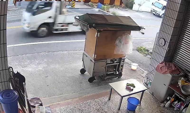 48歲駕駛失控高速撞橋墩及水泥圍牆,車斗瞬間解體、物品噴飛,可見撞擊力道之大。(圖/翻攝畫面)