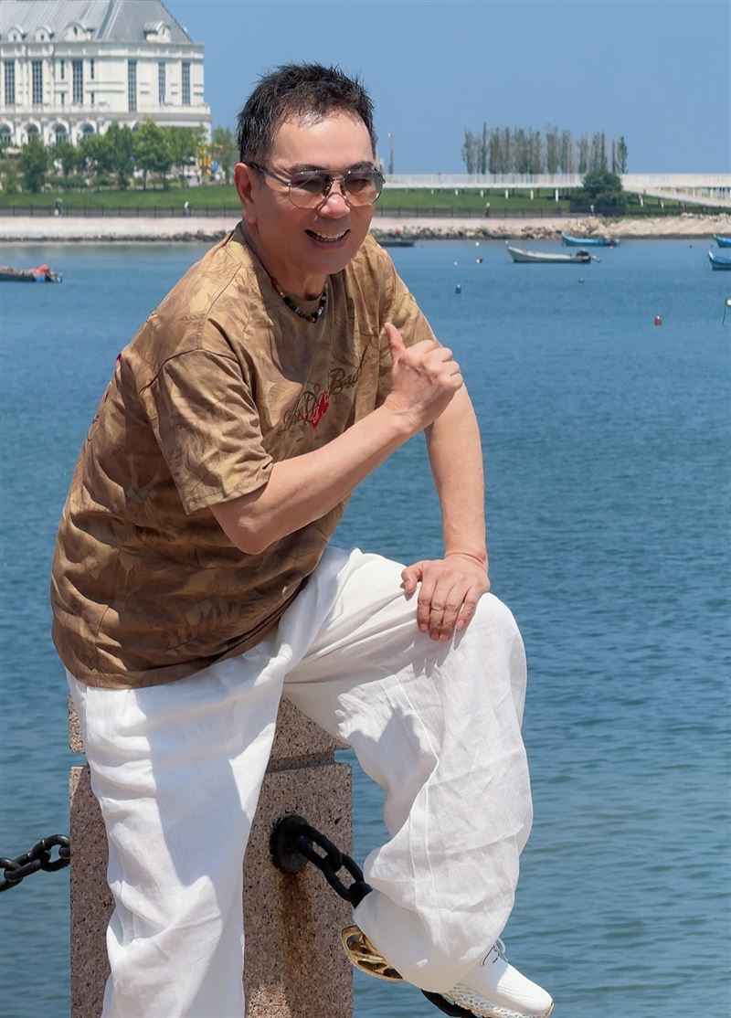 70歲張晨光氣色紅潤,體態維持相當不錯。(圖/翻攝自微博)