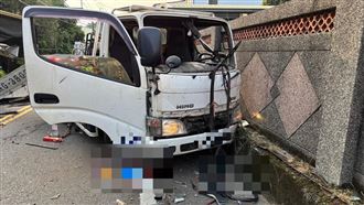 逆向狂飆自撞橋墩　新社小貨車駕駛斷手亡