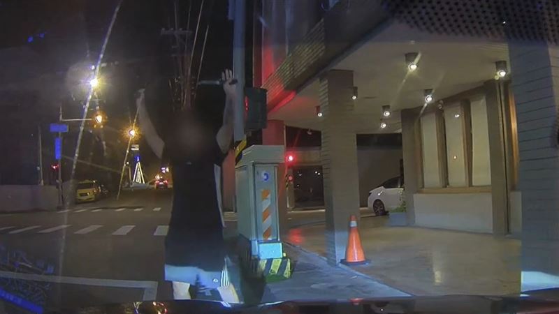 荒唐男拿刀槍逛大街認吸毒…自爆：吃壞了