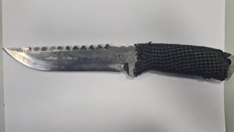 警方逮捕林男還扣押一把戰術刀。(圖/翻攝畫面)