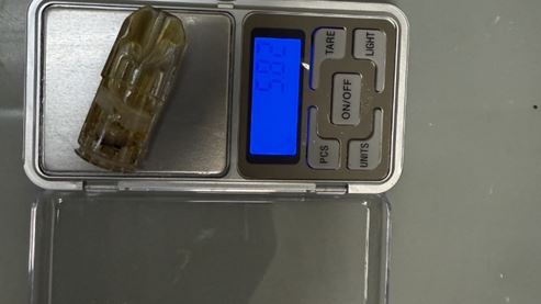 警方還在他身上起獲1顆毛重58.2公克的依托咪酯菸彈。(圖/翻攝畫面)
