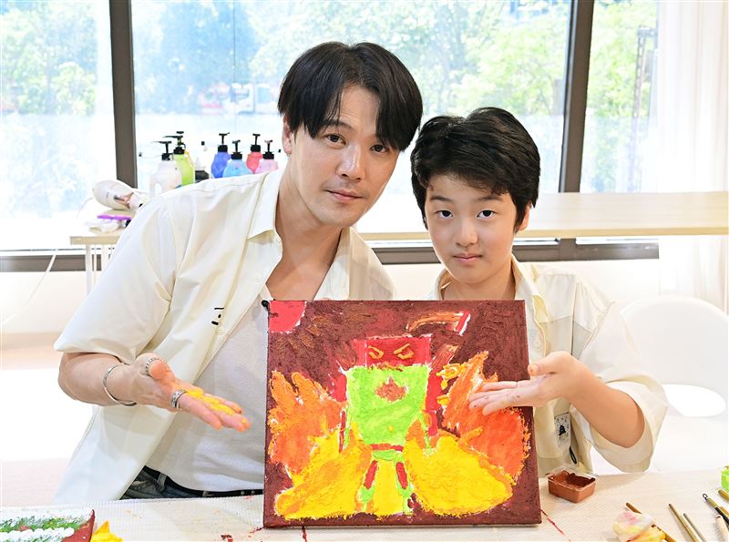 黃文星與兒子小星同台。（圖／台視提供）