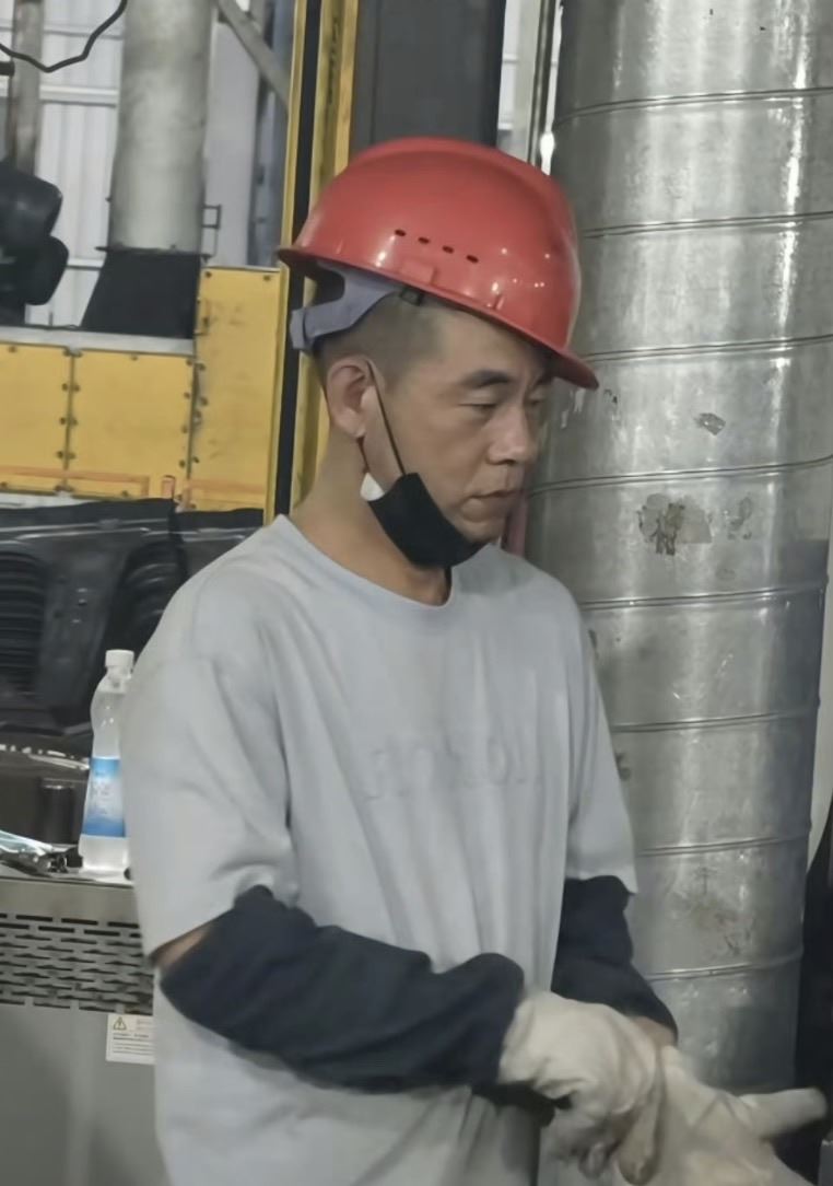 網友發現一名工人神似陳小春，疑似當年被賣掉的弟弟。（圖／翻攝自微博）
