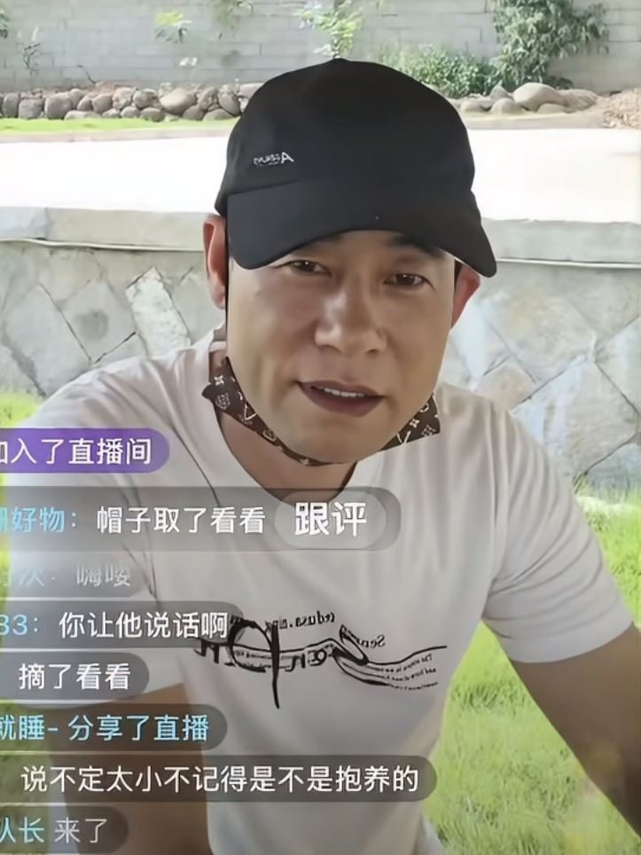 網友發現一名工人神似陳小春，疑似當年被賣掉的弟弟。（圖／翻攝自微博）