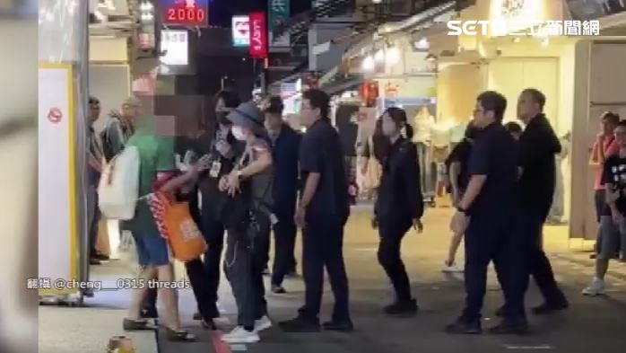 瘋狂洋粉尾隨沈伯洋掃街　失控咆哮遭抬離