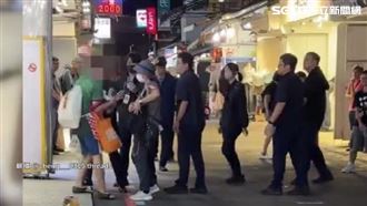 瘋狂洋粉尾隨沈伯洋掃街　失控咆哮遭抬離