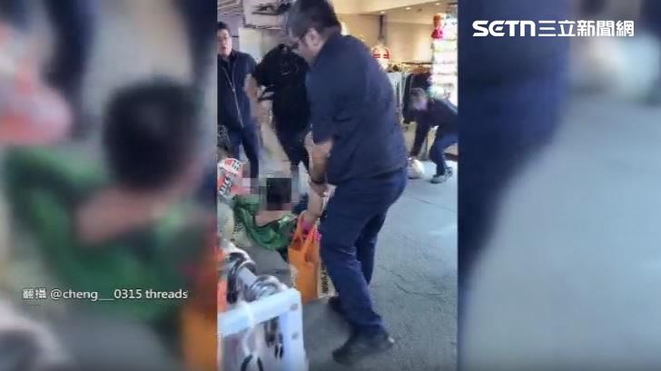 有男子提著大包小包在士林夜市內不停大呼小叫,甚至一路緊跟在台北市長參選人沈伯洋背後,最後四名人員合力將他抬離現場。(圖/翻攝自Threads @cheng__0315)