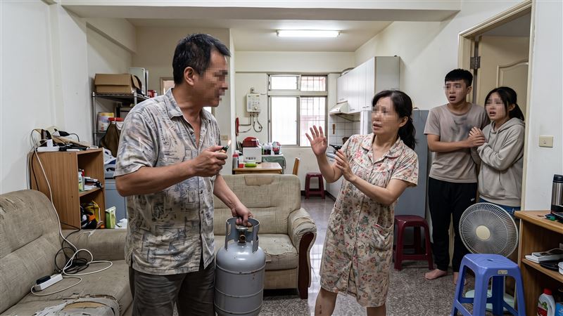 父母吵架時,子女目睹爸爸拿刀背架在媽媽的脖子上,甚至拿打火機與瓦斯桶威脅同歸於盡。(示意圖/AI製圖)