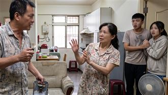 目睹劣父拿刀架著媽媽…老了兄妹還要養他