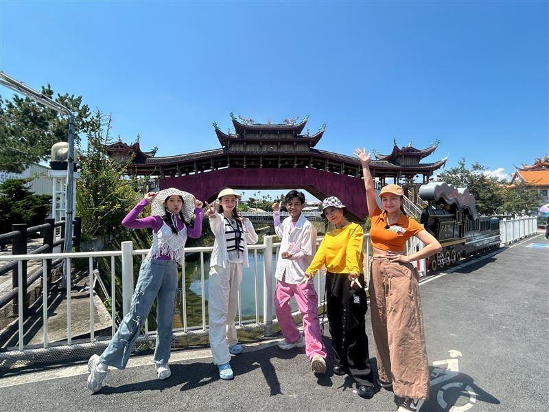 檸檬(左起)、李雅英、阿翔、楊繡惠、賴慧如同台出外景。(圖/民視提供)