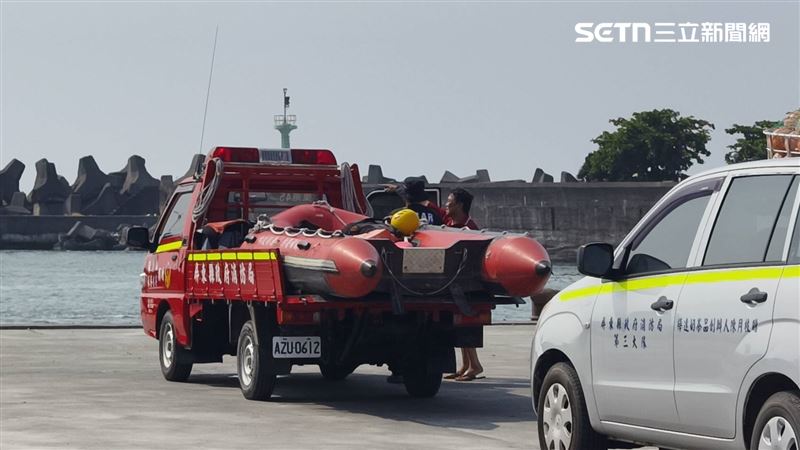 東港驚傳有人溺水尋獲已斷魂!死者為51歲葉姓男子,家屬癱軟悲痛認屍。(圖/翻攝畫面)