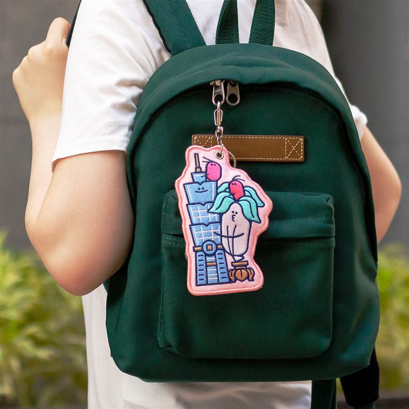 台北101與翠白白刺繡吊飾。(圖/故宮提供)