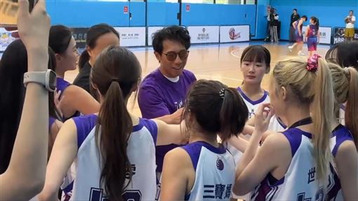 陳彥博當女籃客座教練　幽默戰術板畫笑臉