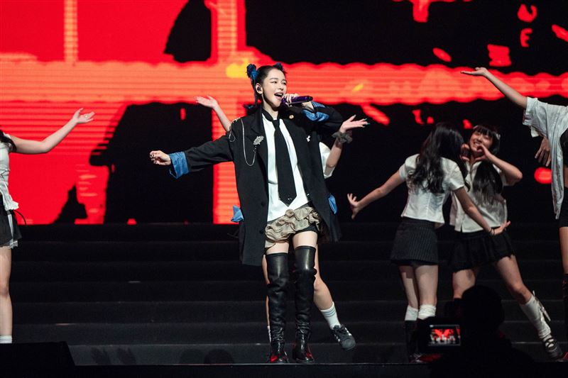 世新大學傑出校友徐若瑄演唱〈敬女人〉,也分享重返校園後補上青春遺憾的心情。(圖/世新大學提供)