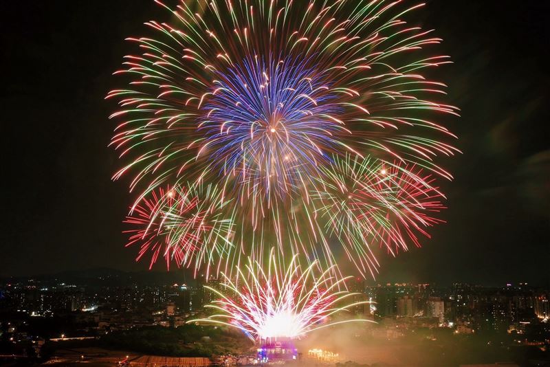 桃園護國宮五夜暗訪圓滿結束，以宮廟為主體的回宮煙火秀施放300秒，點亮夜空。（圖／許家豪攝影、桃園護國宮提供）