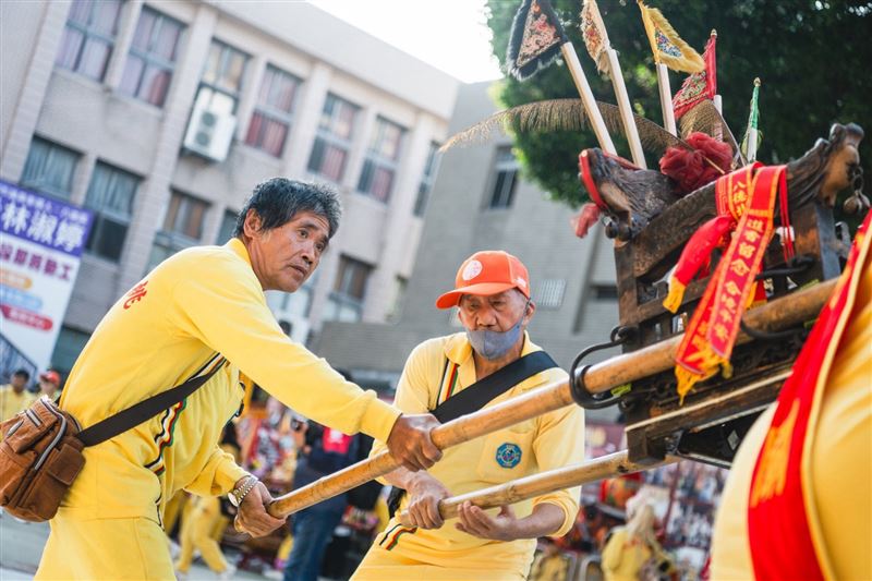 志工輦轎師兄吳慶堂扛轎四十多年，肩上這頂輦轎自護國宮建廟以來保存使用至今，已有49年歷史。（圖／陳乃瑋攝影、桃園護國宮提供）