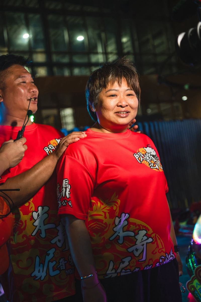 王淑滿與哥哥回憶去年面臨緊急手術的經歷，受訪時眼眶泛淚，感謝太子爺公庇佑。（圖／陳乃瑋攝影、桃園護國宮提供）