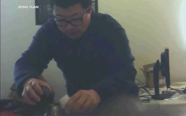 女工程師莫名嘔吐、掉髮,2年來查無病因,裝設針孔才拍到是同事倒含鎘的粉末到她的水壺中,導致鎘中毒。(水/翻攝自X)