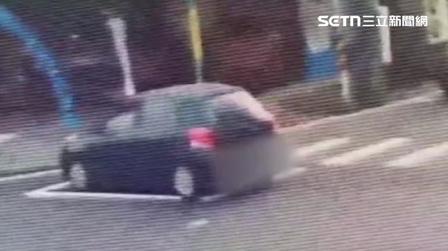 有一名駕駛將車停在機車迴轉格