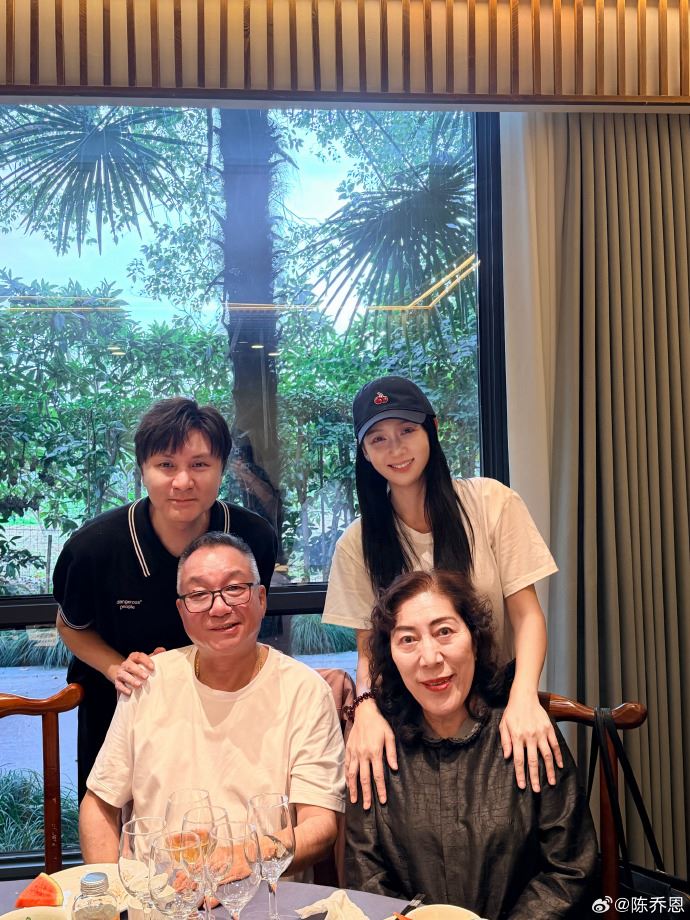 陳喬恩今公開與喬任梁父母相聚的合照。(圖/翻攝自陳喬恩微博)