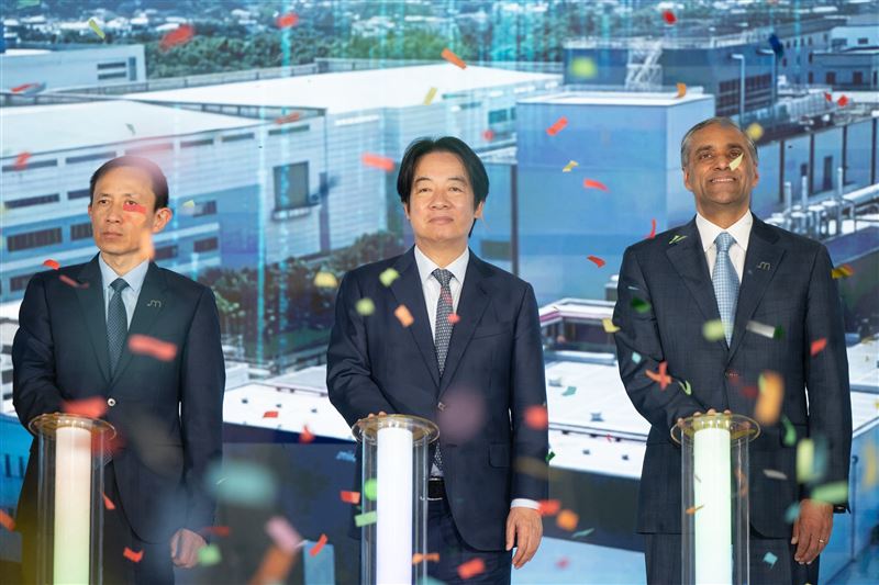 美光台灣董座盧東暉(左)今天親上火線說明公司分潤新制。圖為總統賴清德出席「台灣美光台中先進封裝測試二廠啟用典禮」(圖/總統府提供)